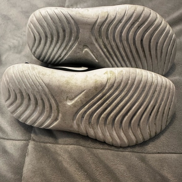 Nike Kids Black and White Sneakers - Picture 3 of 4